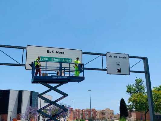 Elche invierte 30.000 euros en la renovación de señalización vertical informativa de la ciudad