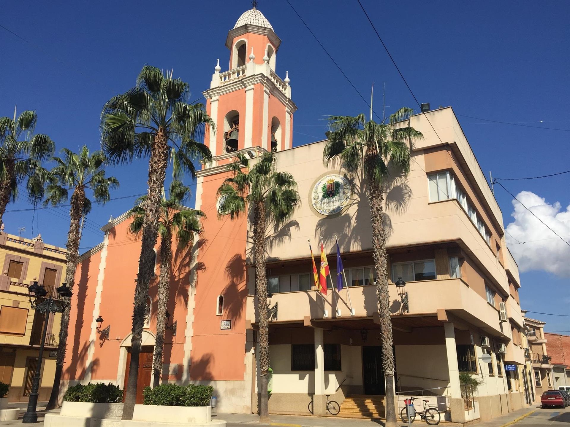 Càrcer cierra todas las dependencias municipales y suspende actividades por un brote de 18 casos