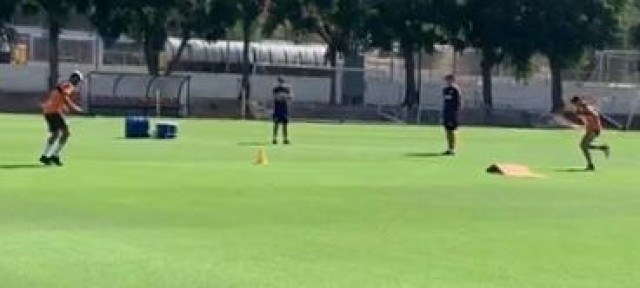 El Valencia ya entrena sobre el césped a las órdenes de Javi Gracia