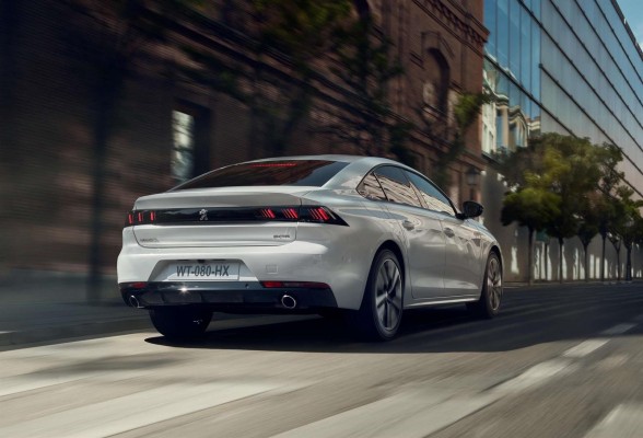 Peugeot ofrece de serie la suspensión pilotada en todas las versiones de gasolina de su modelo 508