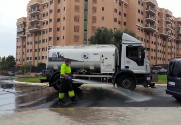 Paterna intensifica los baldeos en los barrios con mayor presencia de Covid-19 en aguas residuales