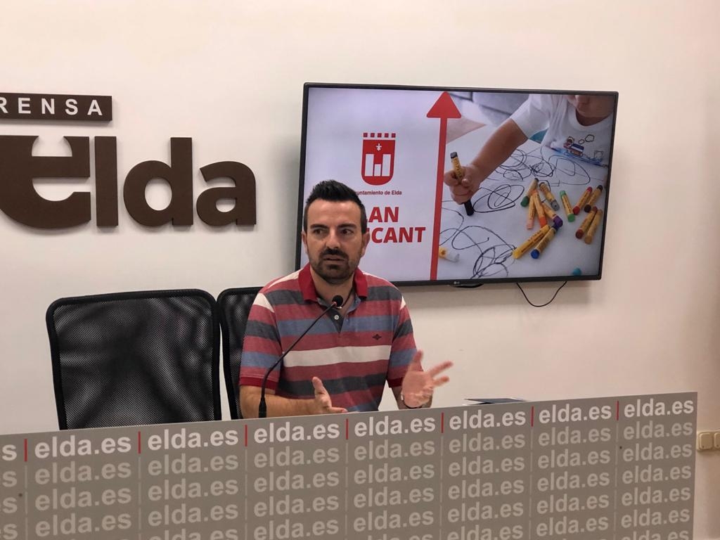 El concejal de Contratación de Elda, Fernando Gómez, en rueda de prensa de este martes - 
