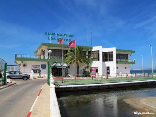 Los trabajadores del club náutico Los Nietos dan negativo en sus PCR tras un primer contagio en la plantilla