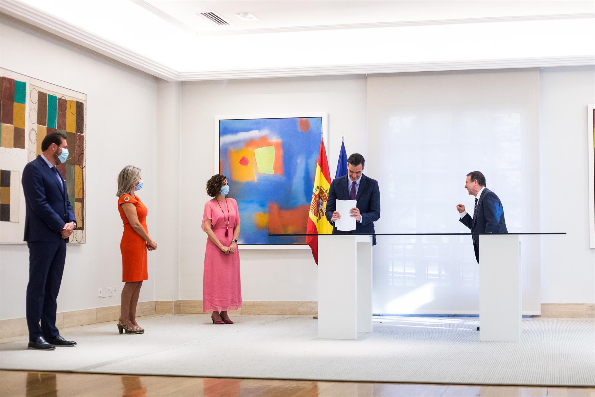 Montero ofrece a los ayuntamientos pagar el interés de sus depósitos si ceden sus remanentes