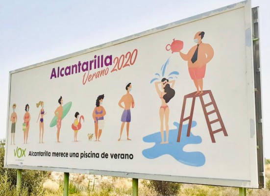 Vox recurre a una 'refrescante' valla publicitaria para exigir que se reabra la piscina de Alcantarilla
