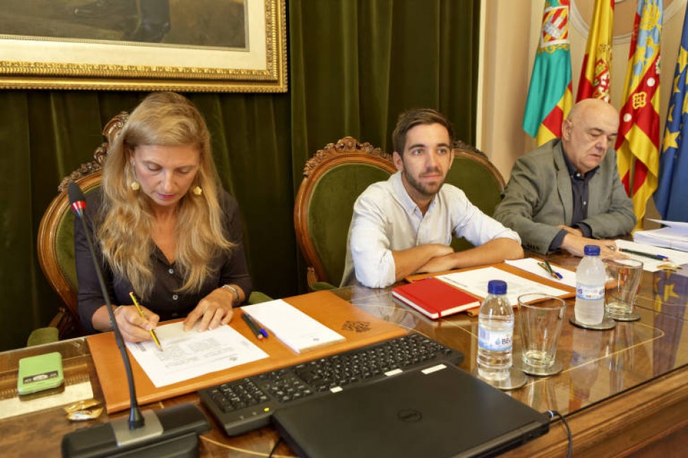 El portavoz de Podem-EUPV, Fernando Navarro, junto con la alcaldesa, Amparo Marco (PSPV). Fotos: Antonio Pradas - 