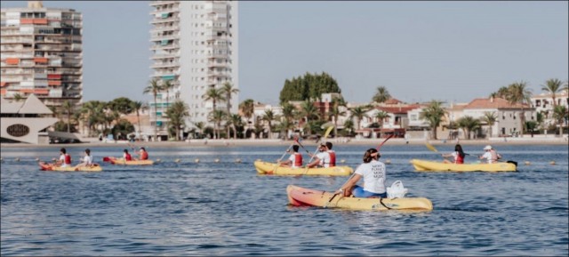 Las piraguas que conciencian en la Ribera: voluntarios limpian las playas de residuos