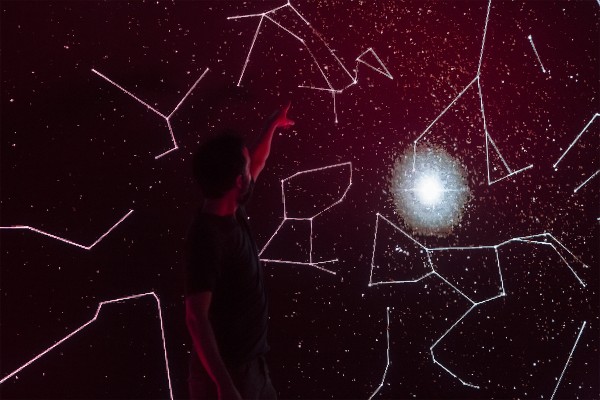 Caravaca mira a las estrellas con el espectáculo 'Lo que (no) se ve', estrenado en Matadero Madrid