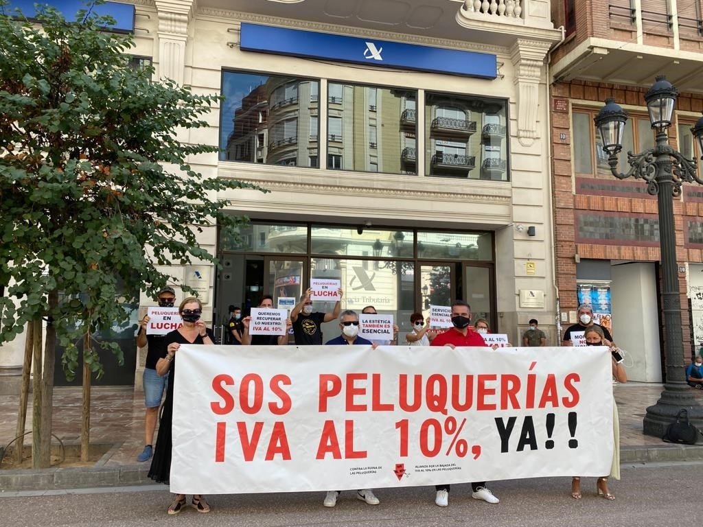 Las peluquerías arrancan en València las protestas para la reducción del IVA al 10%