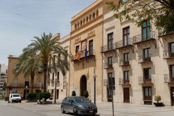 Los actos de Elche en los que se concentren 50 personas deberán ser notificados; para más de 150, permiso