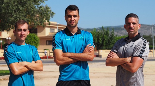 El CD Castellón apuesta por el color azul para la nueva ropa oficial de entrenamiento y paseo 