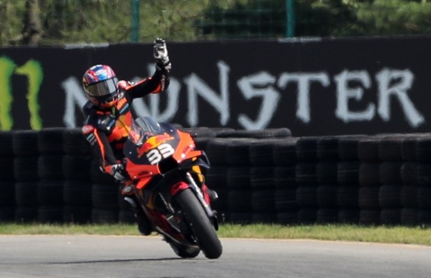 Brad Binder le da a KTM su primer victoria en seco