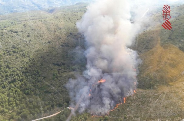 Más de 10 medios aéreos trabajan para extinguir un incendio en la Vall de Gallinera