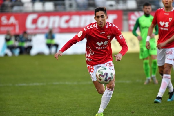 El Murcia rescinde el contrato del centrocampista Alberto Rodríguez