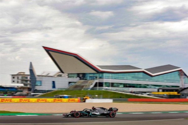 Bottas le gana la 'pole position' a Hamilton y saldrá primero en Silverstone
