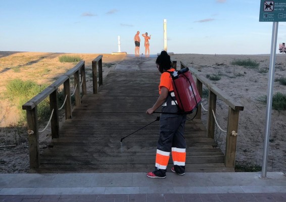 El Ayuntamiento Peñíscola destina 2.500 horas a la desinfección y limpieza de sus playas en julio