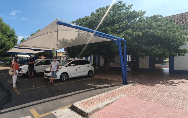 El Ayuntamiento de Oropesa del Mar instala un sombraje en la parada de taxis para paliar el calor