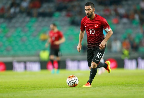 Arda Turan renuncia a la selección turca tras ser expulsado de concentración