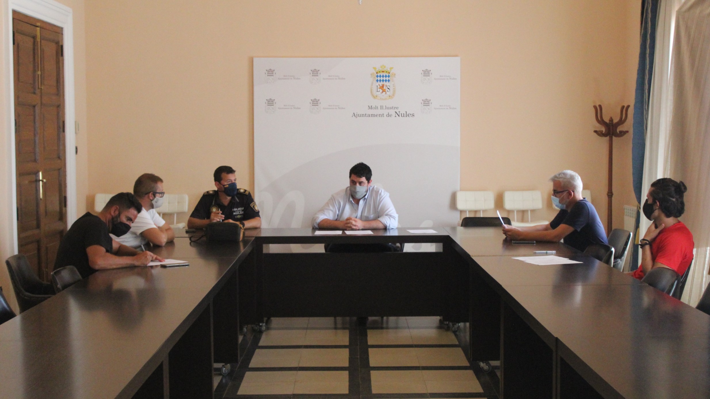 Nules crea un distintivo de seguridad para los locales de ocio
