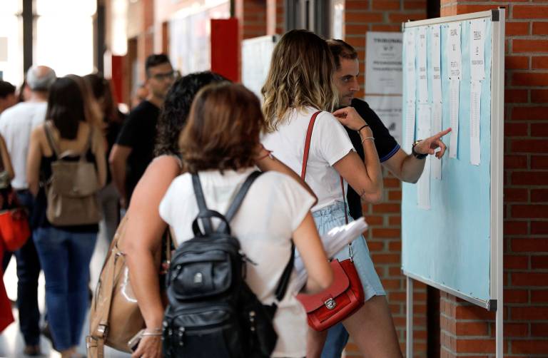 El Consell da luz verde al decreto que suaviza los requisitos para obtener una beca para opositar