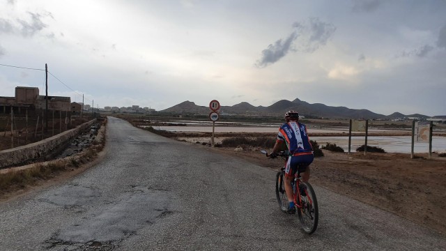Mejoras en el carril bici de La Manga, actualmente discontinuo, peligroso y fácil de invadir