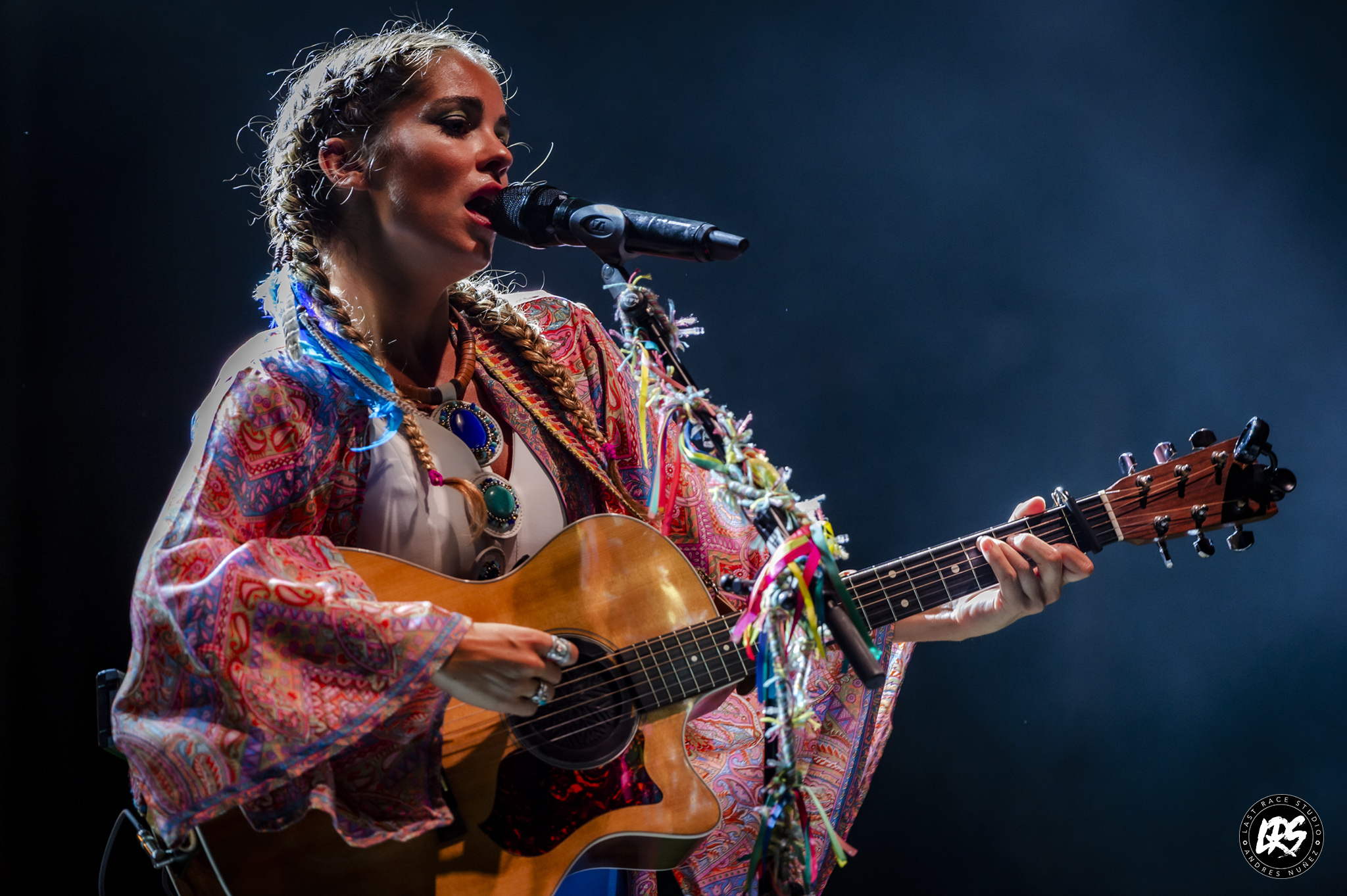 Sofía Ellar llevó el buen rollo, el recuerdo y... a Álvaro Soler al escenario del Mar de Sons