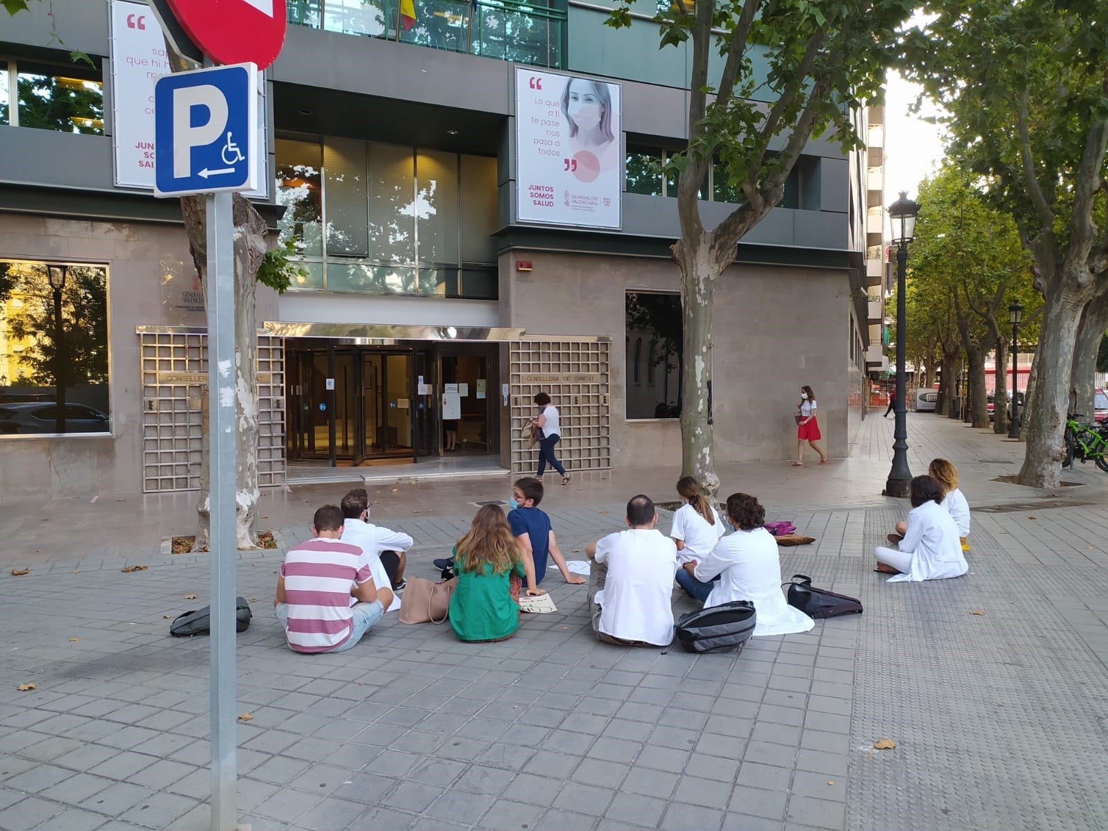 Los MIR mantienen la protesta frente a Sanidad, con guardias de día y noche, hasta ser recibidos