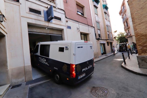 Prisión sin fianza para el parricida tras confesar ante la juez que mató a puñaladas al doctor Villegas