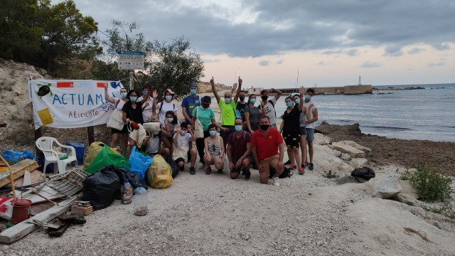 Un grupo voluntario de 'Actuamos Alicante' recoge residuos en la cala del Morro Blanc de El Campello