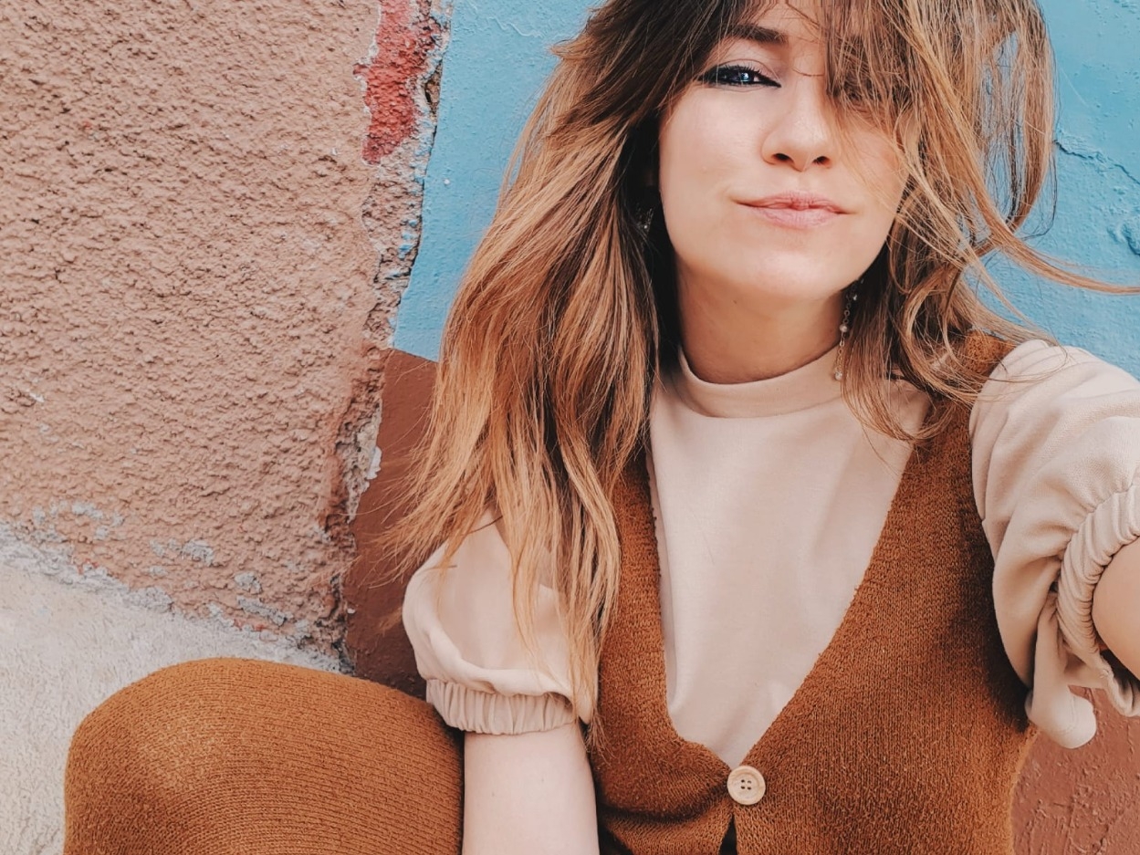 Socióloga, fotógrafa, diseñadora gráfica y de moda.  - 