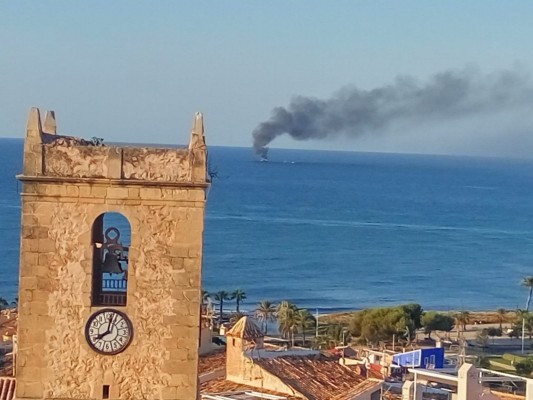 Rescatan a los cuatro tripulantes de un pesquero de La Vila hundido en El Campello
