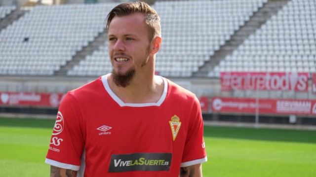 El UCAM CF ficha al defensa inglés Charlie Dean, ex del Real Murcia y que llega del Rayo Majadahonda