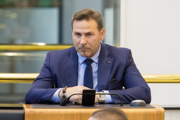 PP y Cs impiden debatir en la Diputación sobre los comentarios xenófobos del 'popular' Alejandro Morant