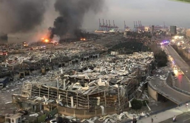 Al menos 100 muertos por una fuerte explosión en un almacén en el puerto de Beirut 