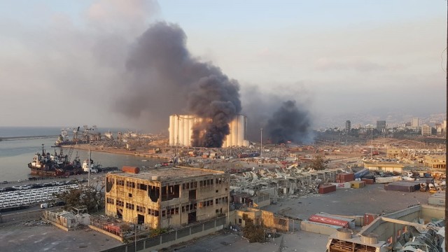Una fuerte explosión en un almacén en el puerto de Beirut deja decenas de heridos
