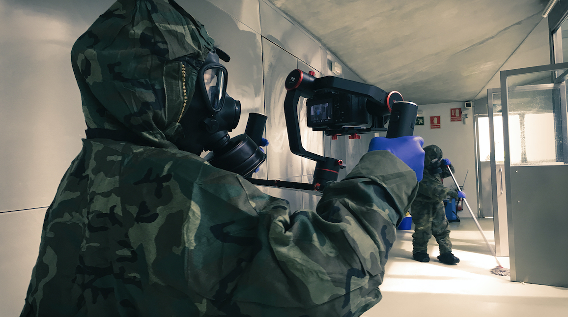 Ferran Brooks, director de 'Memorias', con una máscara de gas durante el rodaje de un documental sobre los efectos de la covid-19 (PLAZA) - 