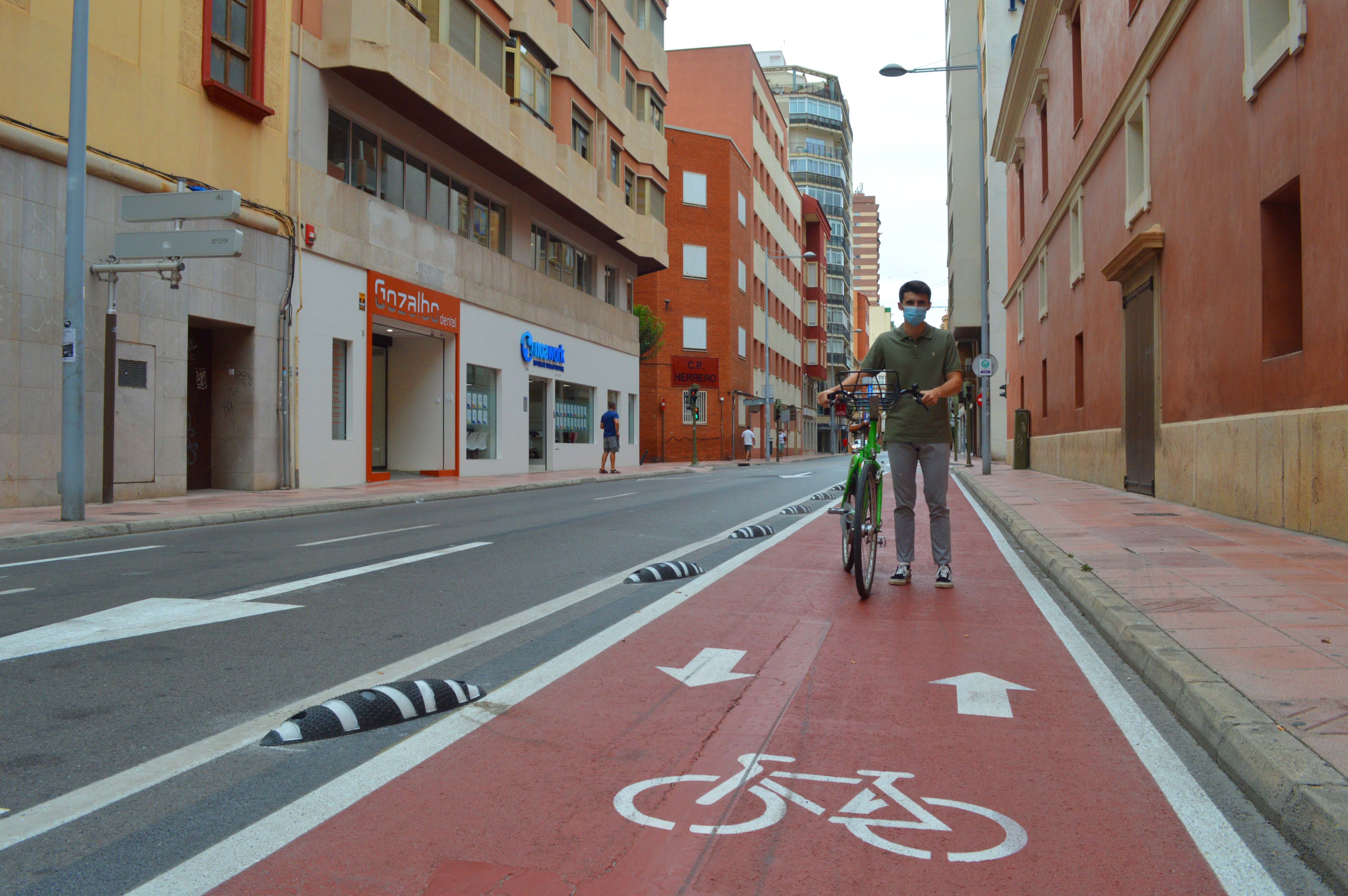 El nuevo carril bici de la calle Herrero ya está operativo