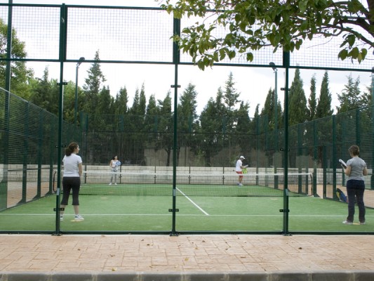 Ontinyent renueva su acuerdo con la UV para ceder el uso de sus instalaciones deportivas