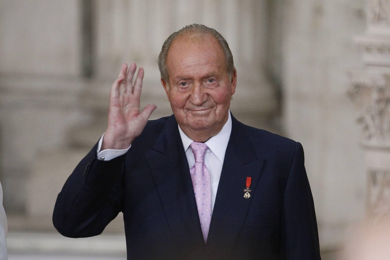 El rey Juan Carlos anuncia su decisión de trasladarse a vivir fuera de España