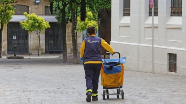 Una trabajadora de Correos tira 150 cartas a la basura en Los Alcázares