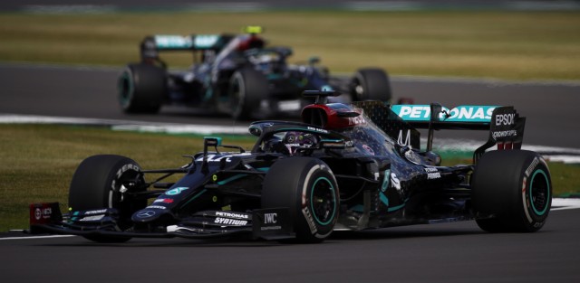 Hamilton también gana con tres ruedas
