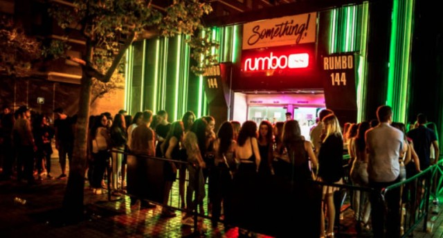 La discoteca Rumbo144 pide a 15 trabajadores que se hagan el test, tras el positivo de una camarera