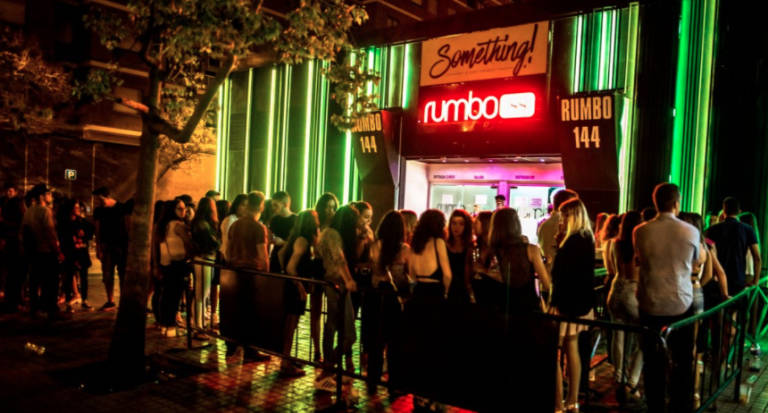 La discoteca Rumbo144 pide a 15 trabajadores que se hagan el test, tras el positivo de una camarera