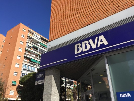 La gran banca recorta 1.400 empleos y cierra 271 oficinas en España en el primer semestre