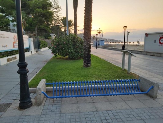 Benicàssim sustituye parte del mobiliario urbano dañado de la zona marítima