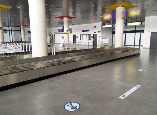 El aeropuerto licita de urgencia en pleno auge de la covid-19 la desinfección de sus instalaciones