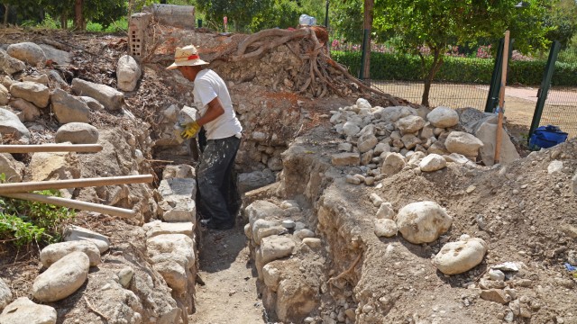 El Ayuntamiento de la Vila restaura las estructuras antiguas del entorno del Molino Real de la Llobeta
