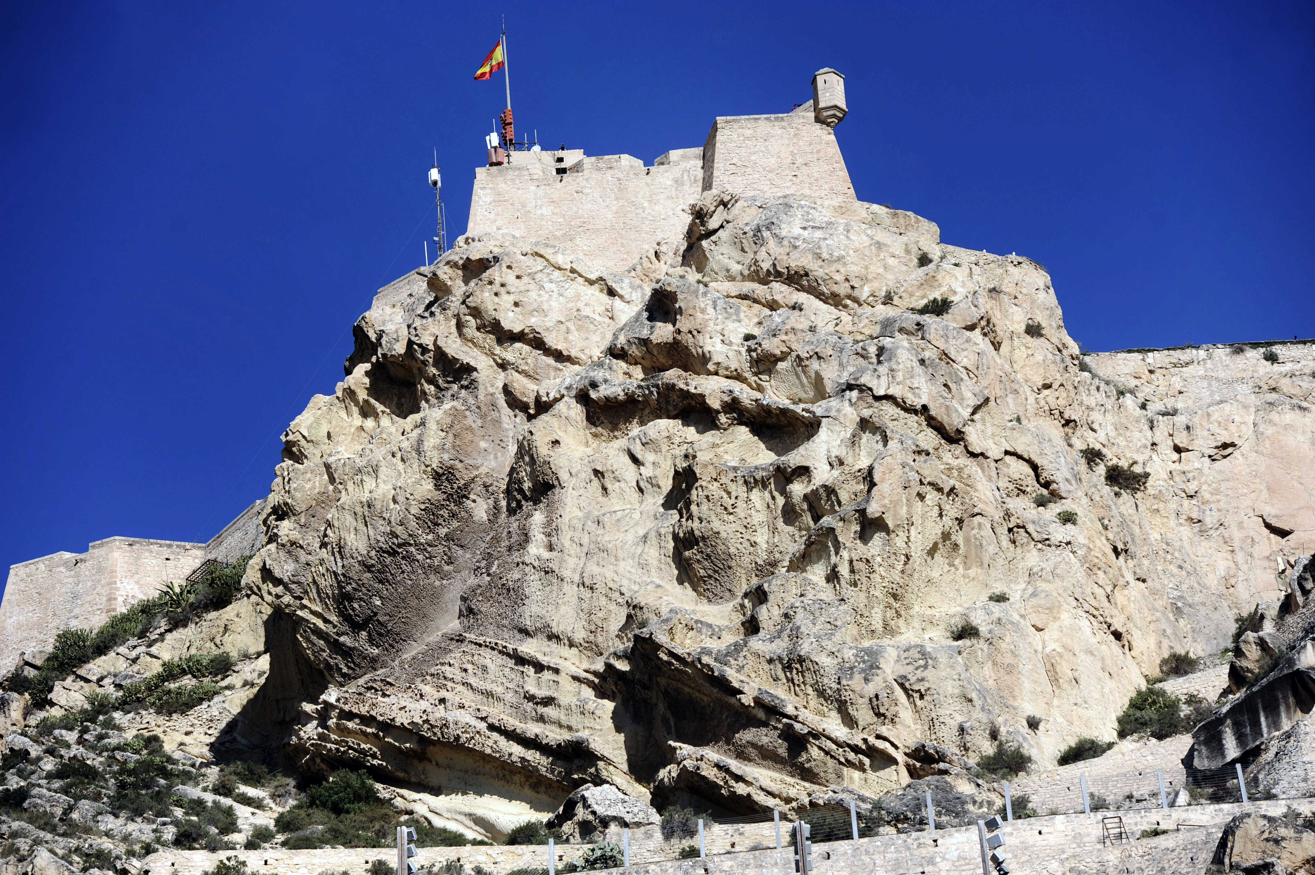 Las antenas instaladas en la parte más elevada del Castillo de Santa Bárbara, en el monte Benacantil. Foto: RAFA MOLINA - 