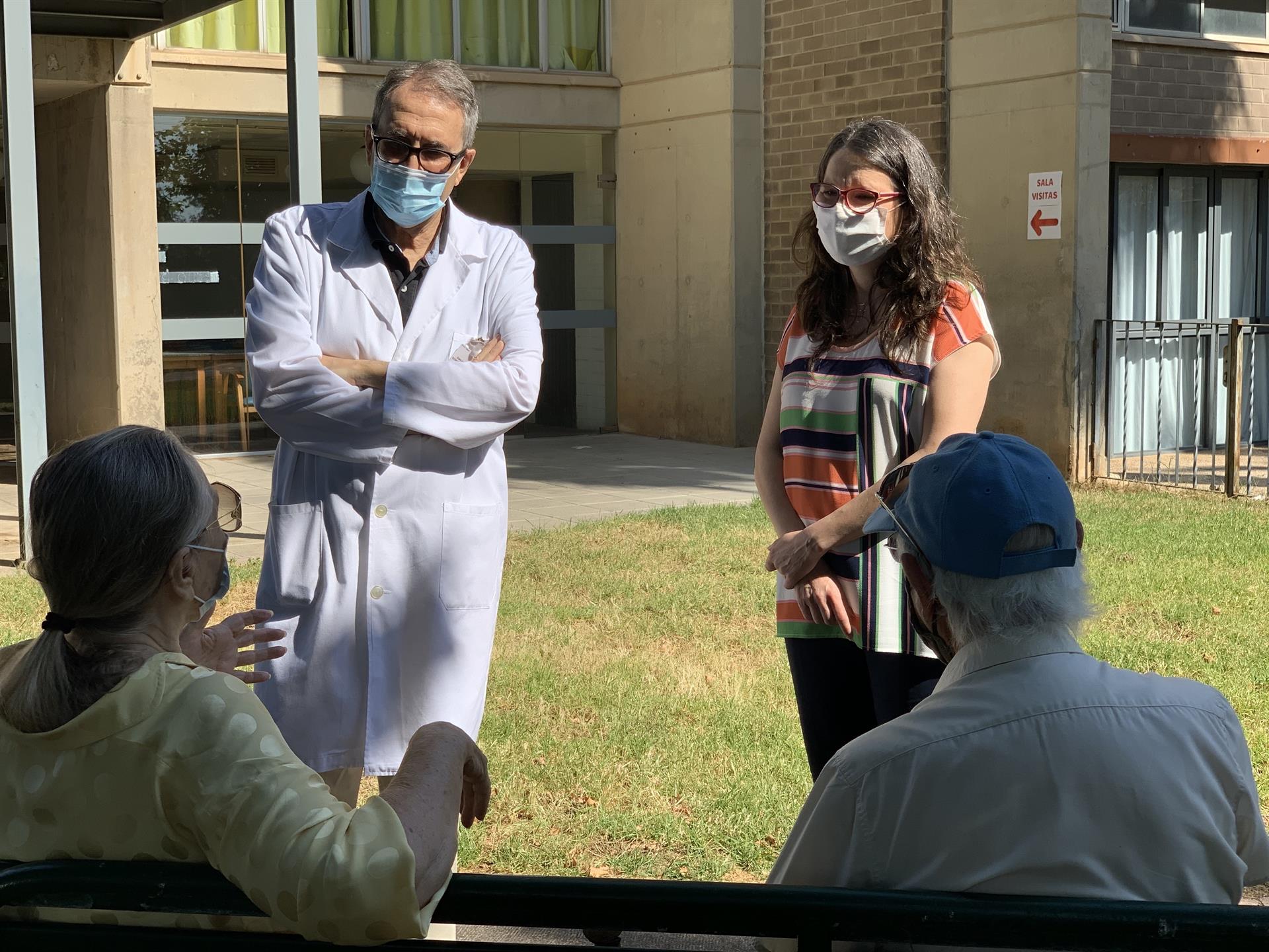 Mónica Oltra en una visita a una residencia. Foto: (EP) - 