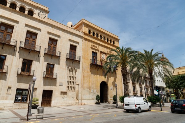 Elche propone como adjudicataria del servicio de limpieza a Urbaser-FCC: se formaliza en septiembre